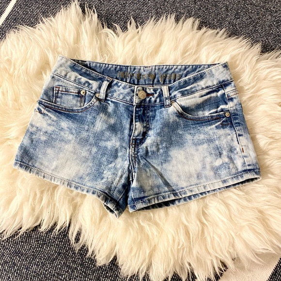 Vintage Style Acid Wash Jean Shorts, Size S - Picture 4 of 9